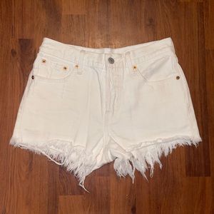 (SOLD) White Levi’s 501 distressed shorts